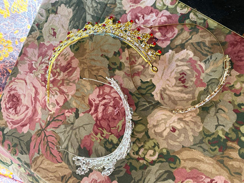 Gold tone metal - gold,